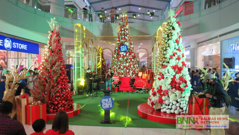It’s a Happy Holiday Courtyard Feels at SM City Batangas